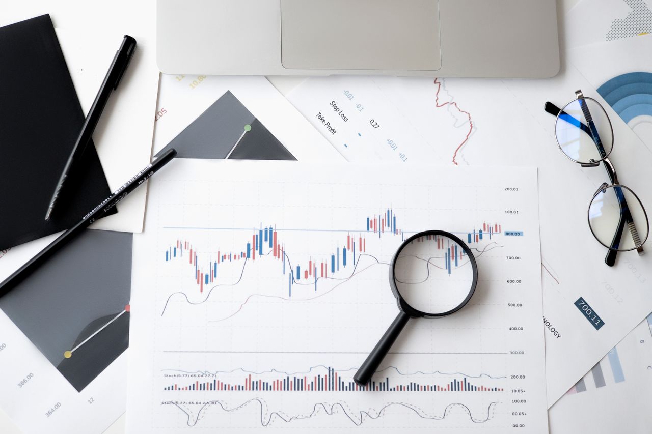 An overhead trading chart marked with stop-loss and take-profit levels.
